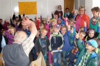 Bild 0 für 64 Kinder des Kindergartens Harderberg überraschten Seniorengemeinschaft